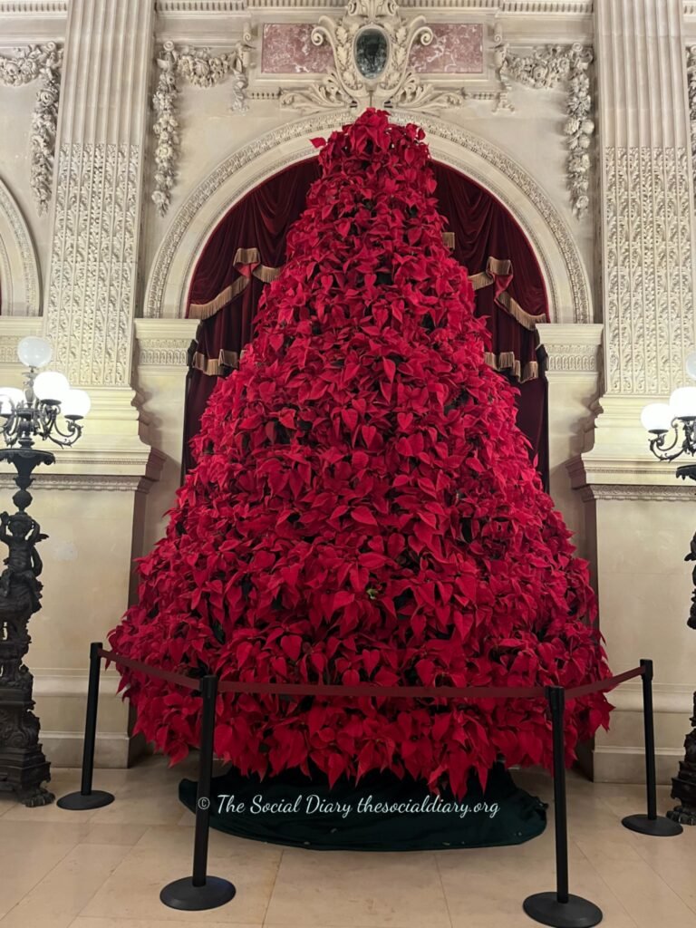 The Breakers grand tree - Sparkling Lights - The Social Diary