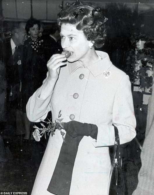 Queen Elizabeth II eating strawberry 1977 - The Social Diary